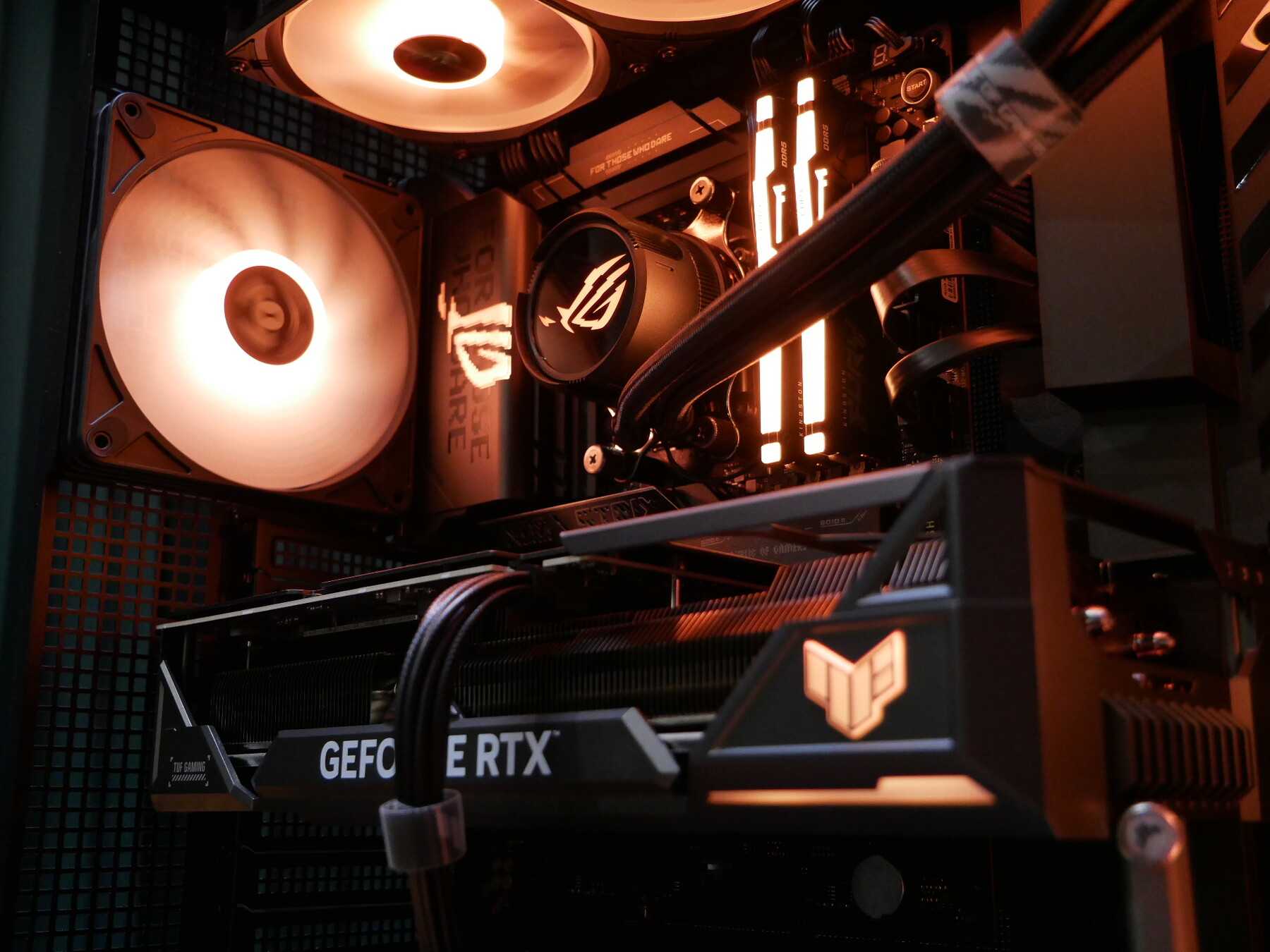 Komputer ASUS TUF z płytą i chłodzeniem ROG Strix