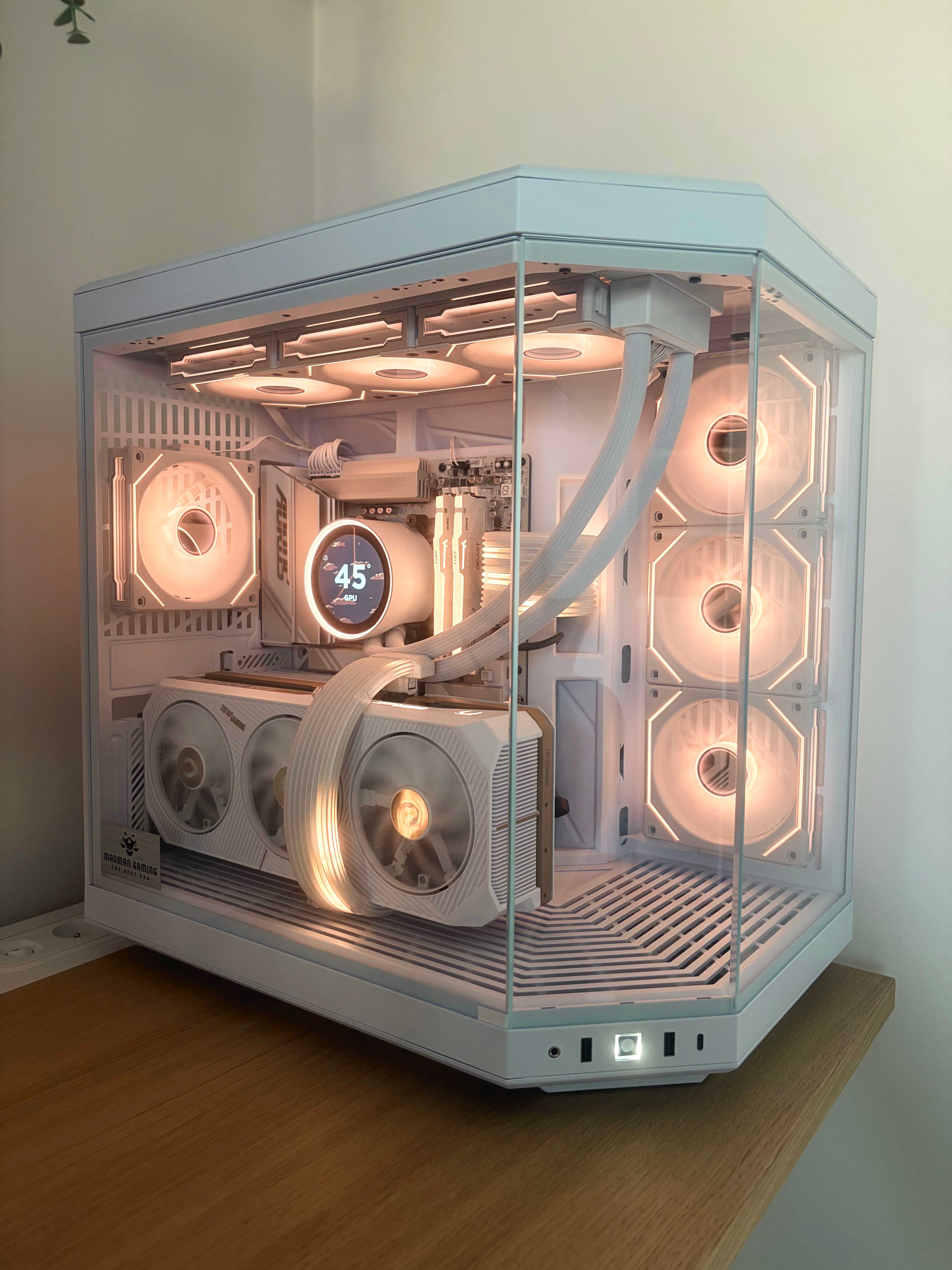 Hyte Y70 z białem chłodzeniem NZXT Kraken 360 Elite i pionowo montowaną kartą graficzną