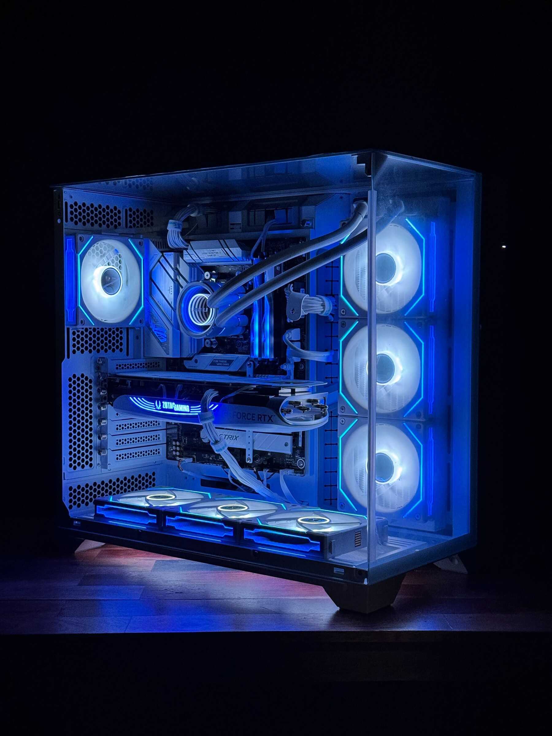 Piękny zestaw komputerowy w nowej obudowie Lian Li O11 Vision w kolorze białym z niebieskim podświetleniem