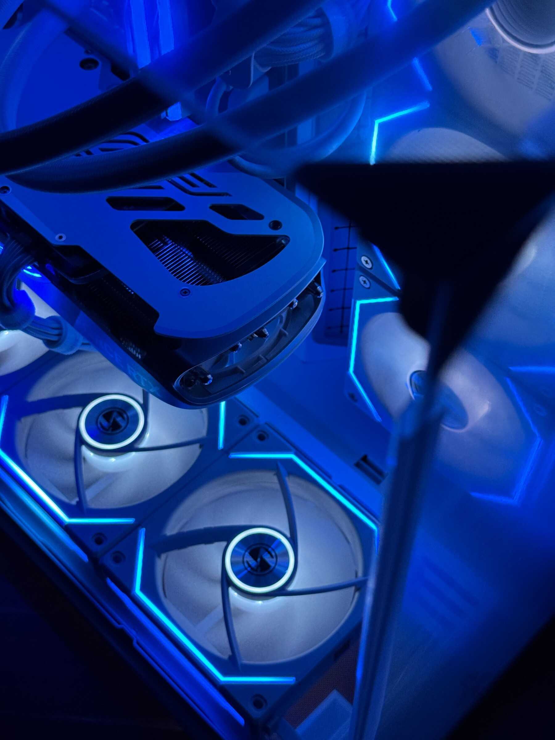 Piękny zestaw komputerowy w nowej obudowie Lian Li O11 Vision w kolorze białym z niebieskim podświetleniem